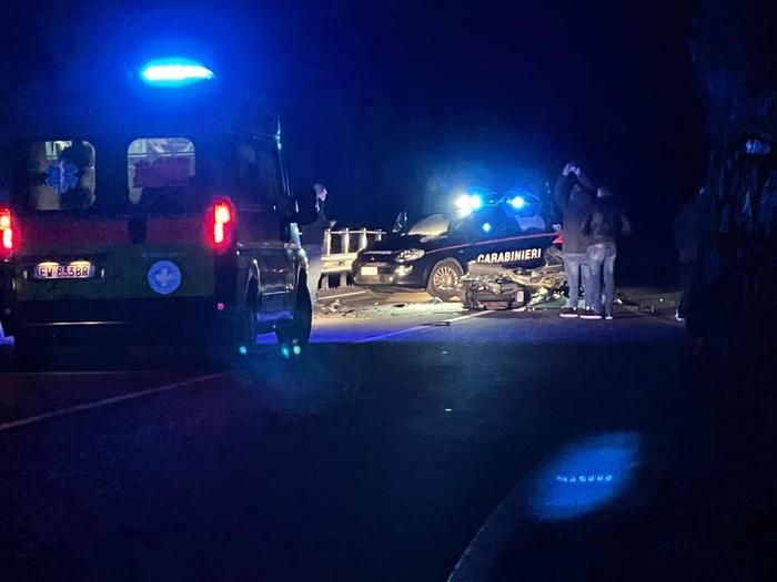 Moto finisce contro un palo telefonico, due morti nel Trevigiano