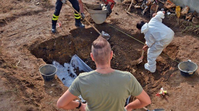 Seppellito mentre i suoi assassini fanno la grigliata