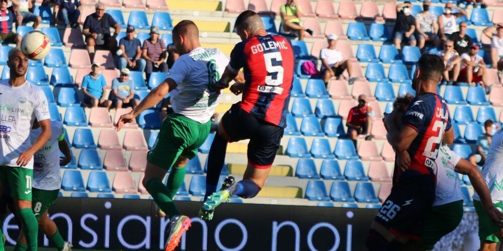 Serie C, volano Catanzaro (0-3 a Taranto) e Crotone (2-0 al Monopoli)