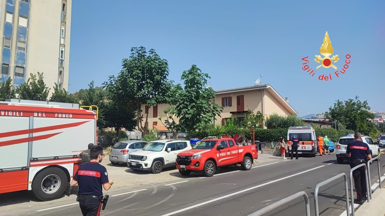 Catanzaro, scontro tra due auto. Conducente estratta dai Vigili del fuoco – FOTO