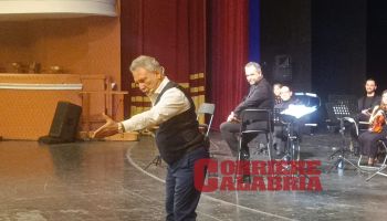 “Si ride… a crepafavole”, al Politeama di Catanzaro l’ironia e la comicità di Paolantoni