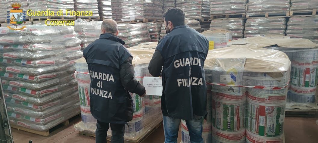 Scoperta filiera illegale produzione pellet a Cosenza, sequestrate 300 tonnellate