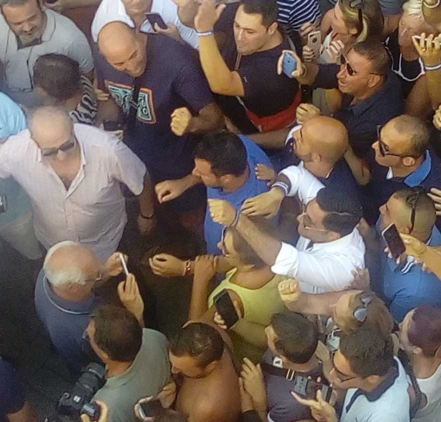 Salvini contestato anche nella fortezza di Le Castella – VIDEO