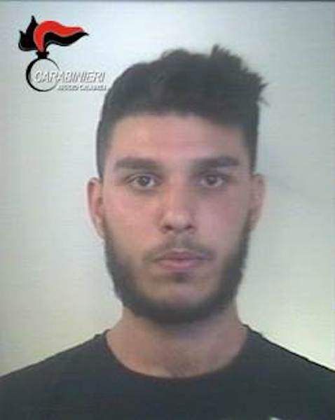Tenta di rubare un ciclomotore, arrestato un 19enne