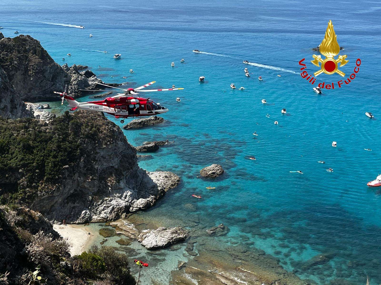 Uomo cade dal costone di Capo Vaticano, recuperato in elicottero dai Vigili del fuoco – FOTO E VIDEO