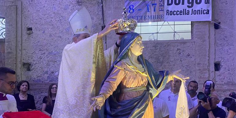 Una nuova corona del maestro Michele Affidato per la “Vergine Addolorata” di Roccella