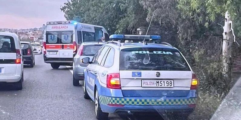 Scontro tra un’auto e una moto sulla statale 106 Jonica a Bocale, muore una donna