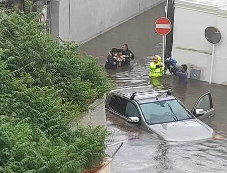 Maltempo, auto intrappolate in un sottopasso ferroviario: quattro persone salvate a Falerna