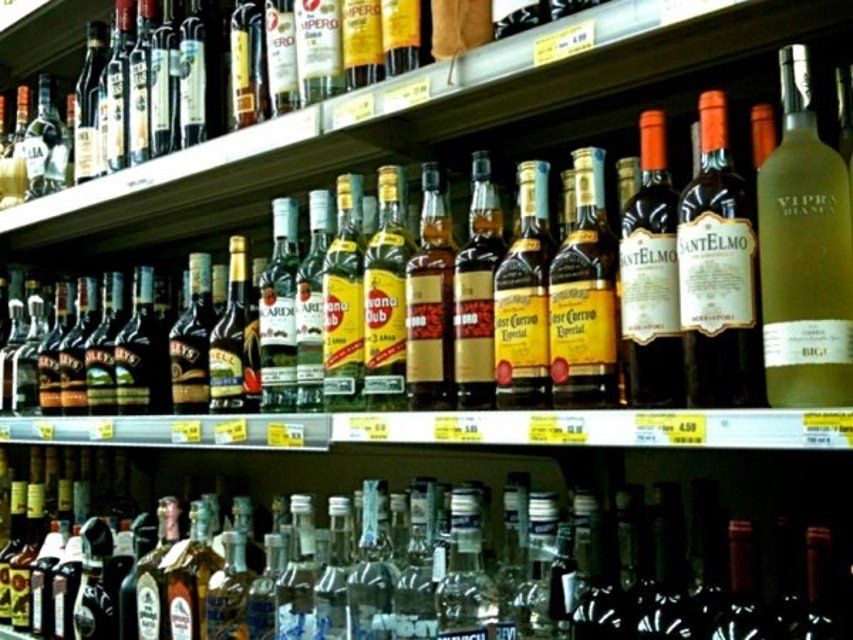 Aggrediscono il titolare di un supermercato per rubare alcolici