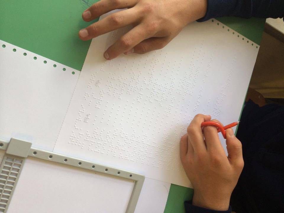 Non vedente senza libri braille a scuola, interviene il ministro