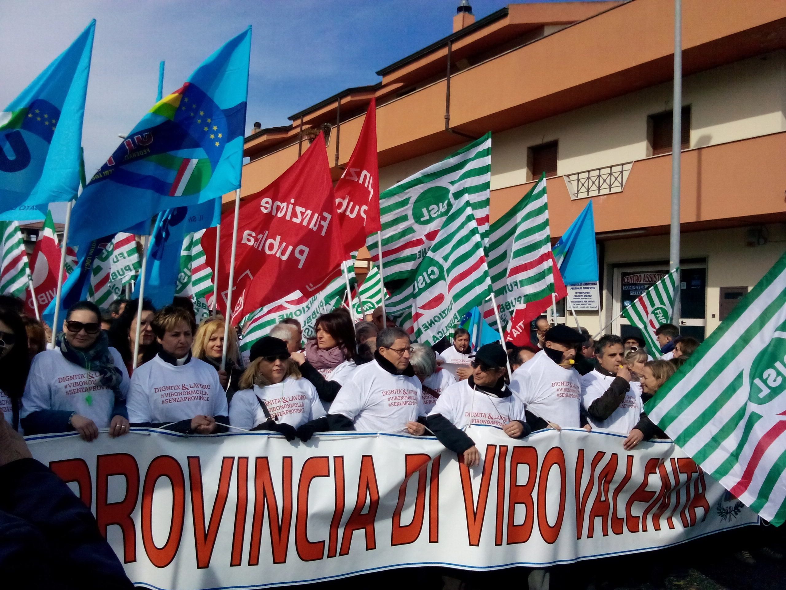 Provincia di Vibo, in piazza i dipendenti