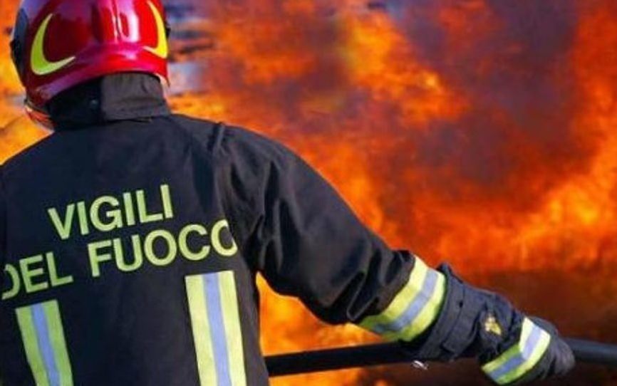 Le fiamme interrompono la linea Cosenza-Paola
