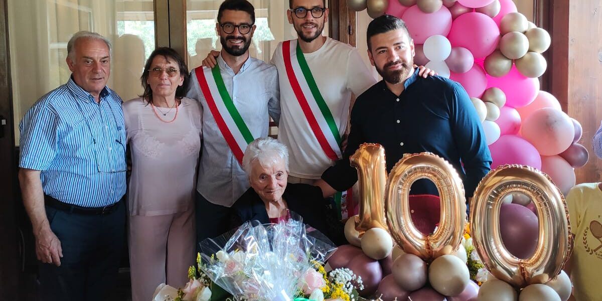 Festa grande a Laino Borgo, nonna Rosa spegne la centesima candelina