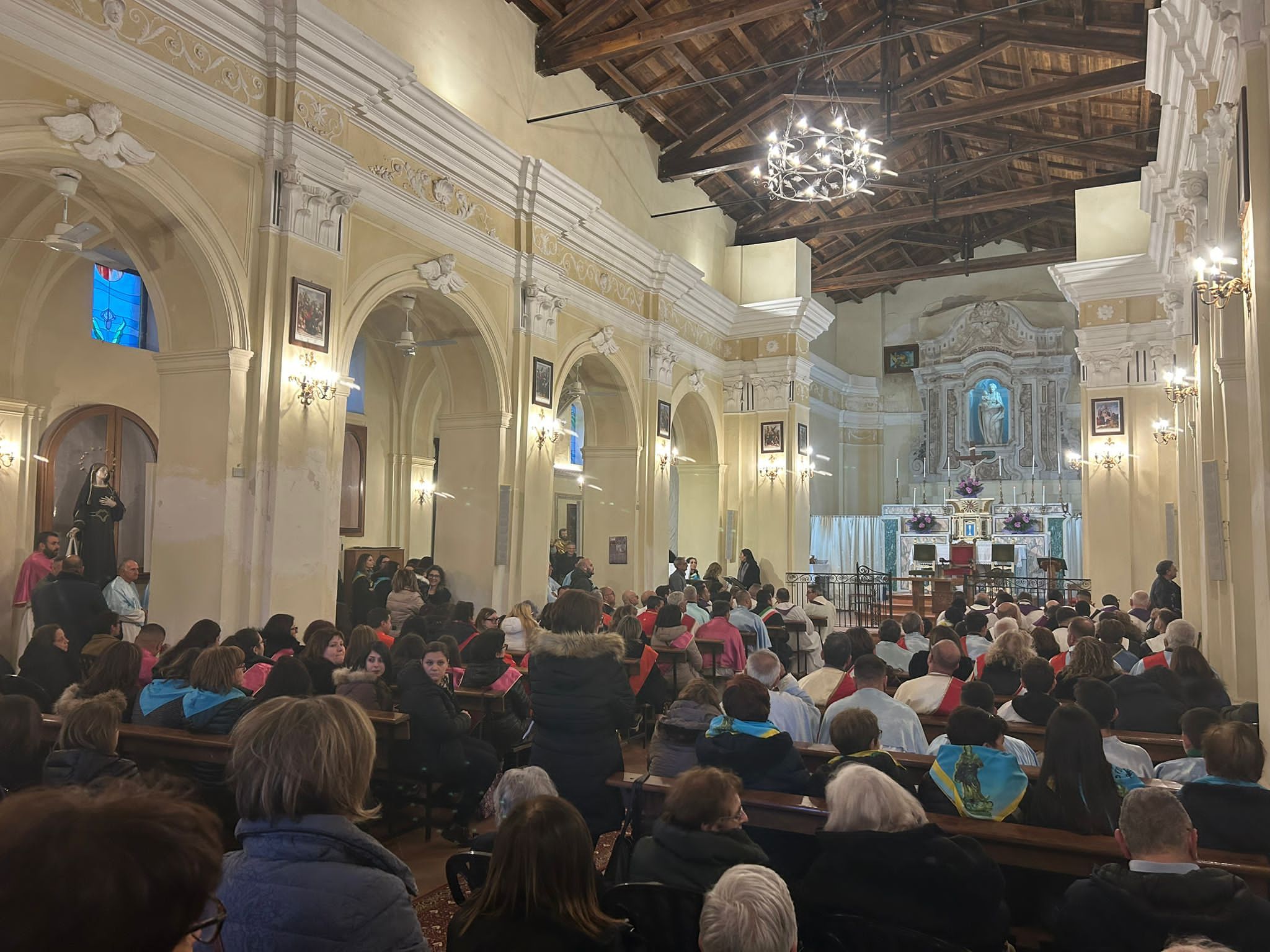 Dopo i furti riaperta al culto la chiesa di Bovalino Superiore, il vescovo: «Un’offesa alla fede, si pentano» – FOTO