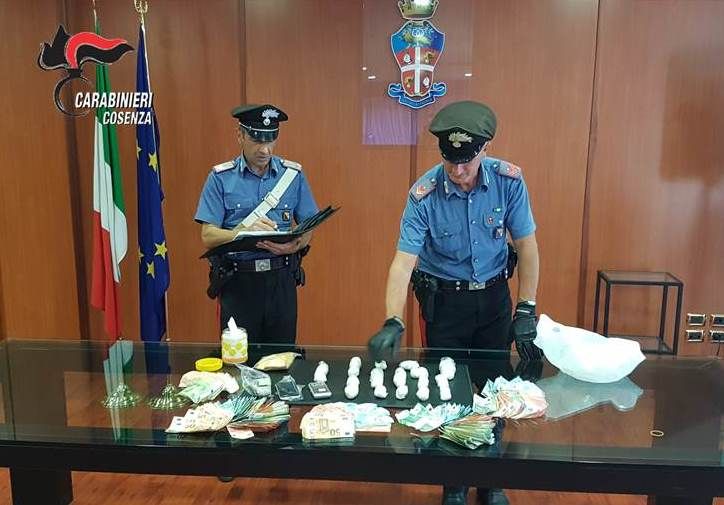 Droga e munizioni in casa, arrestati madre e figlio a Cosenza – VIDEO