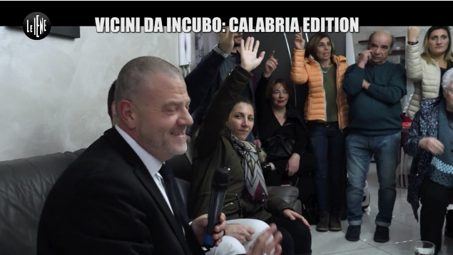 Secchiate di pipì, spazzatura e feci. La “vicina da incubo” di Bagnara alle Iene