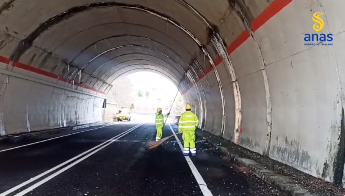 Rimozione delle stalattiti di ghiaccio lungo la Statale 107, squadre Anas impegnate nel Cosentino – VIDEO