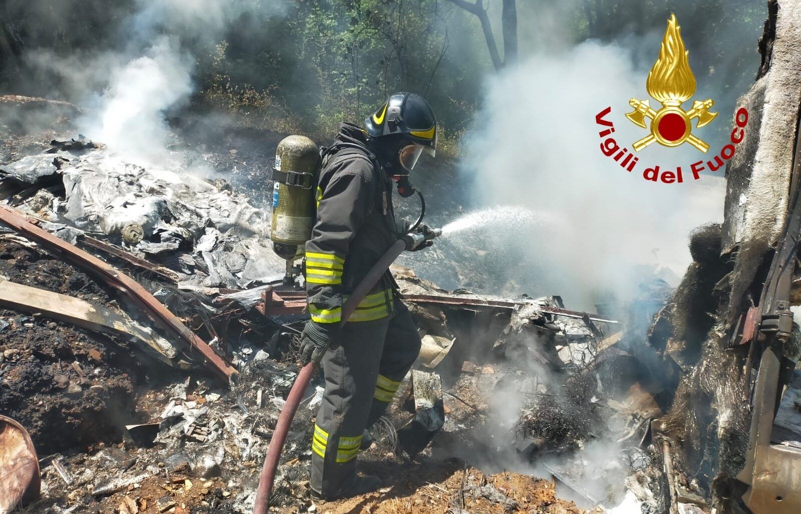 Incendio nel Lametino, paura per un’azienda nelle vicinanze