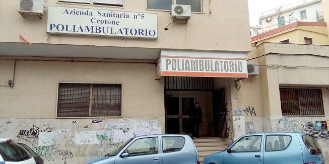 Crotone, diverbio in poliambulatorio: «Asp invece che alle cure pensa al Green pass»