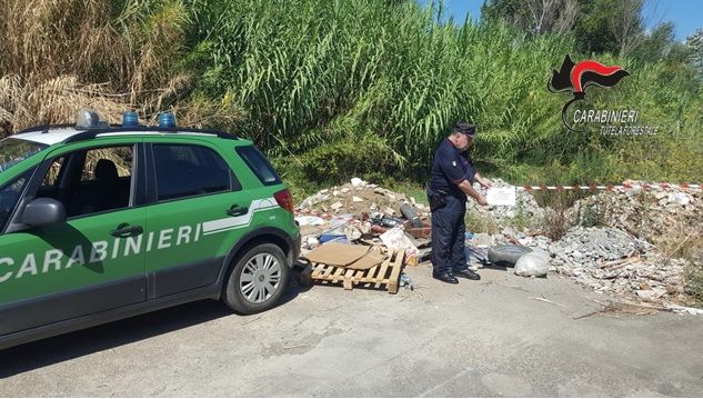 Lamezia, smaltimento di rifiuti nei pressi del torrente Piazza: tre denunce