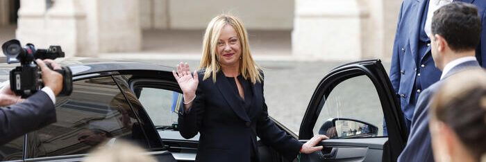 Meloni a Caivano saluta De Luca: «Sono “quella stronza”»