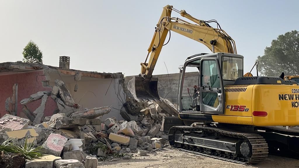 Cassano, abbattuti 27 stabili abusivi a Timpone Rosso. Papasso: «Oggi è il giorno della legalità» – VIDEO