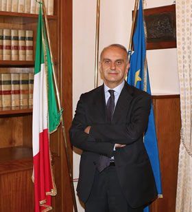 Il sottosegretario Bocci accanto ai vigili del fuoco