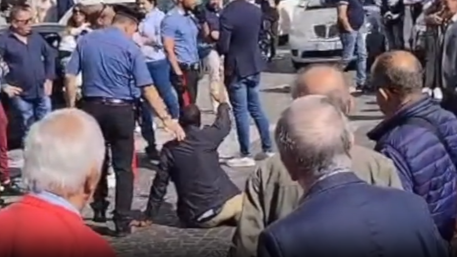 Lamezia, protesta “pacifica” di un cittadino extracomunitario