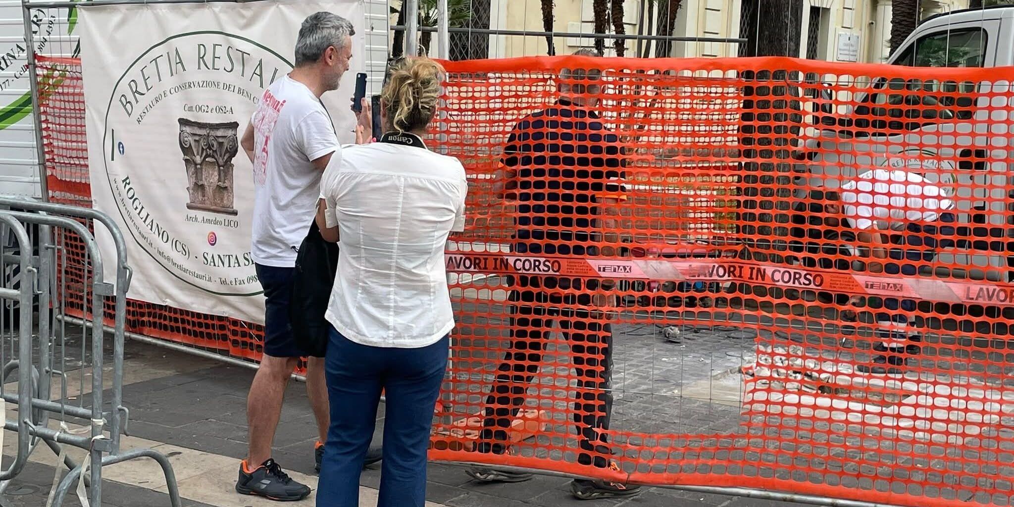 Cosenza, la statua di Mancini rimossa dalla piazza del Comune. La protesta del nipote – VIDEO