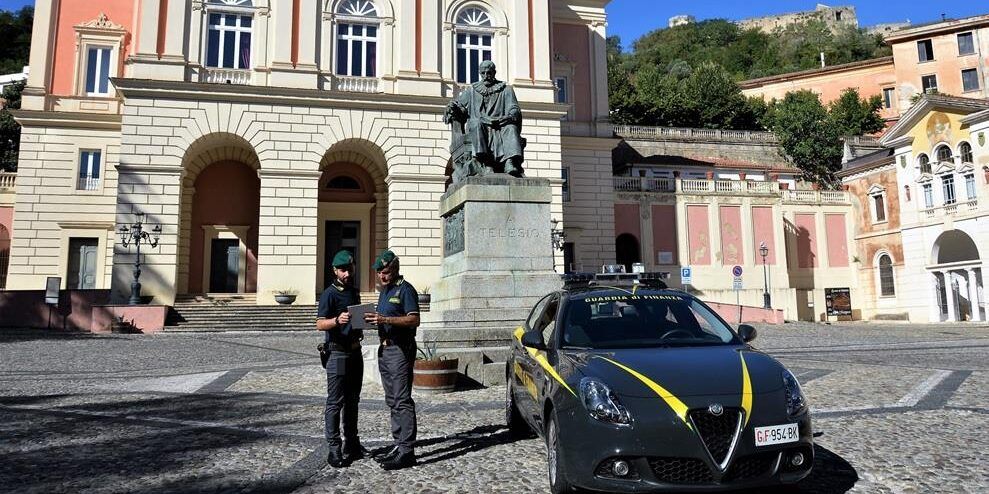 Indebito uso della “Carta del docente”, nei guai imprenditore cosentino denunciato dalla Finanza