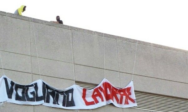 Salgono sul tetto per scongiurare il licenziamento