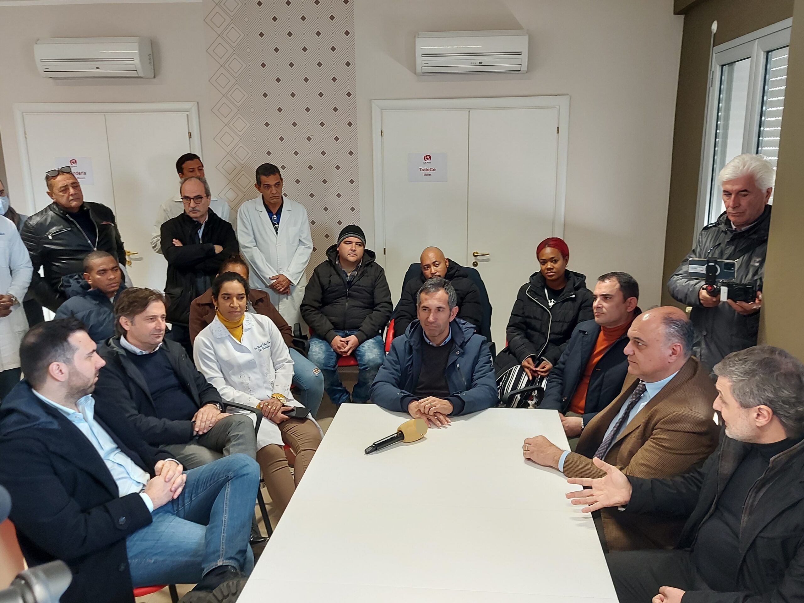 «Pronti a lavorare nelle condizioni più difficili». Dalle zone di guerra alla Calabria: al via la “missione” dei medici cubani