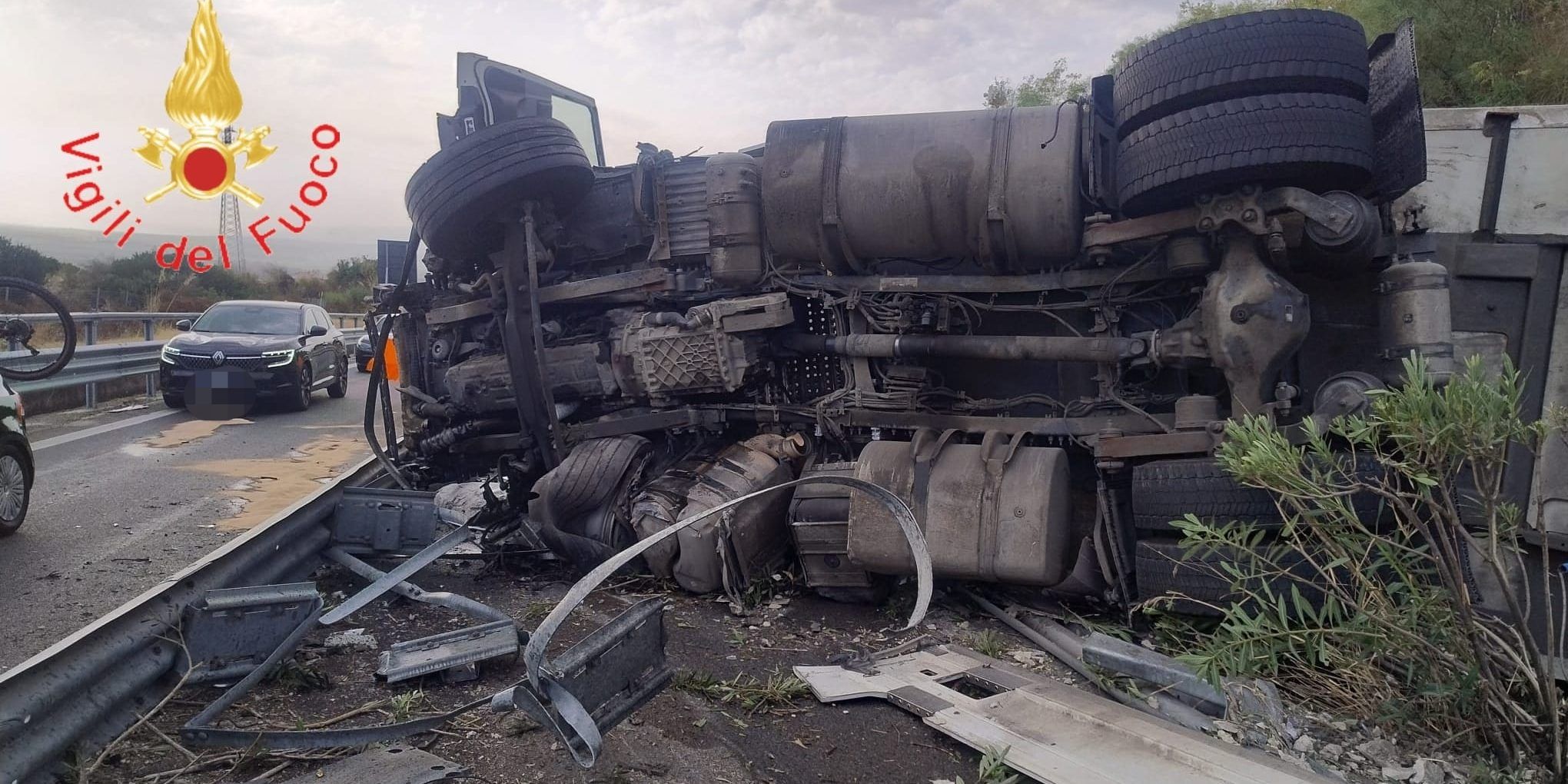 Camion si ribalta sull’A2, ferito il conducente. Autostrada bloccata nel Cosentino