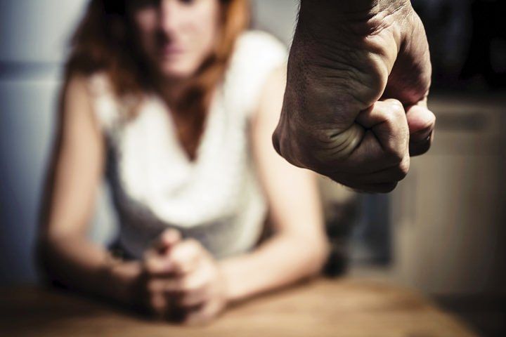 Aggredisce la compagna e gli agenti, arrestato a Paola