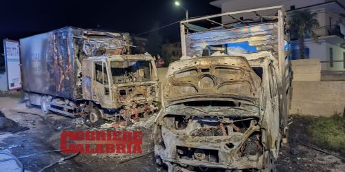 Notte di fuoco a Francavilla marittima, in fiamme due automezzi pesanti