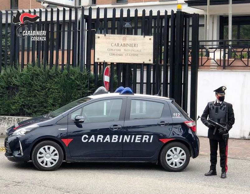 Intimidazione a Rende, incendiata la porta d'ingresso di un ristorante
