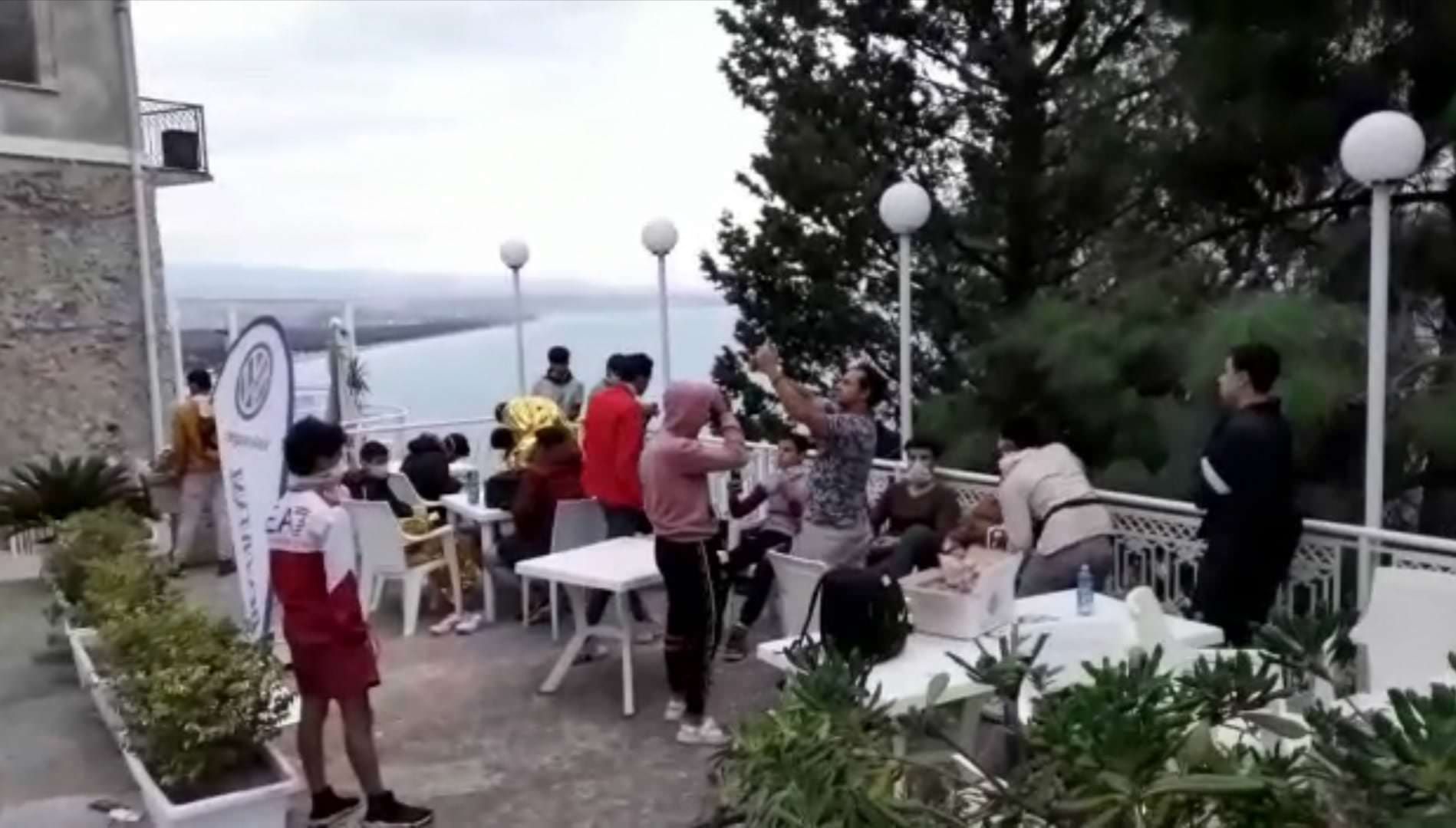 Migranti, in cinquanta sbarcano a Copanello – VIDEO