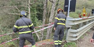 Cadono dal monopattino in un dirupo: soccorsi padre e figlio nel Cosentino – FOTO