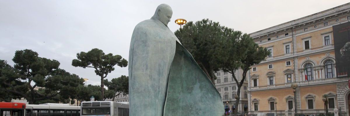 “Fascista di m…”. Imbrattata statua di Wojtyla