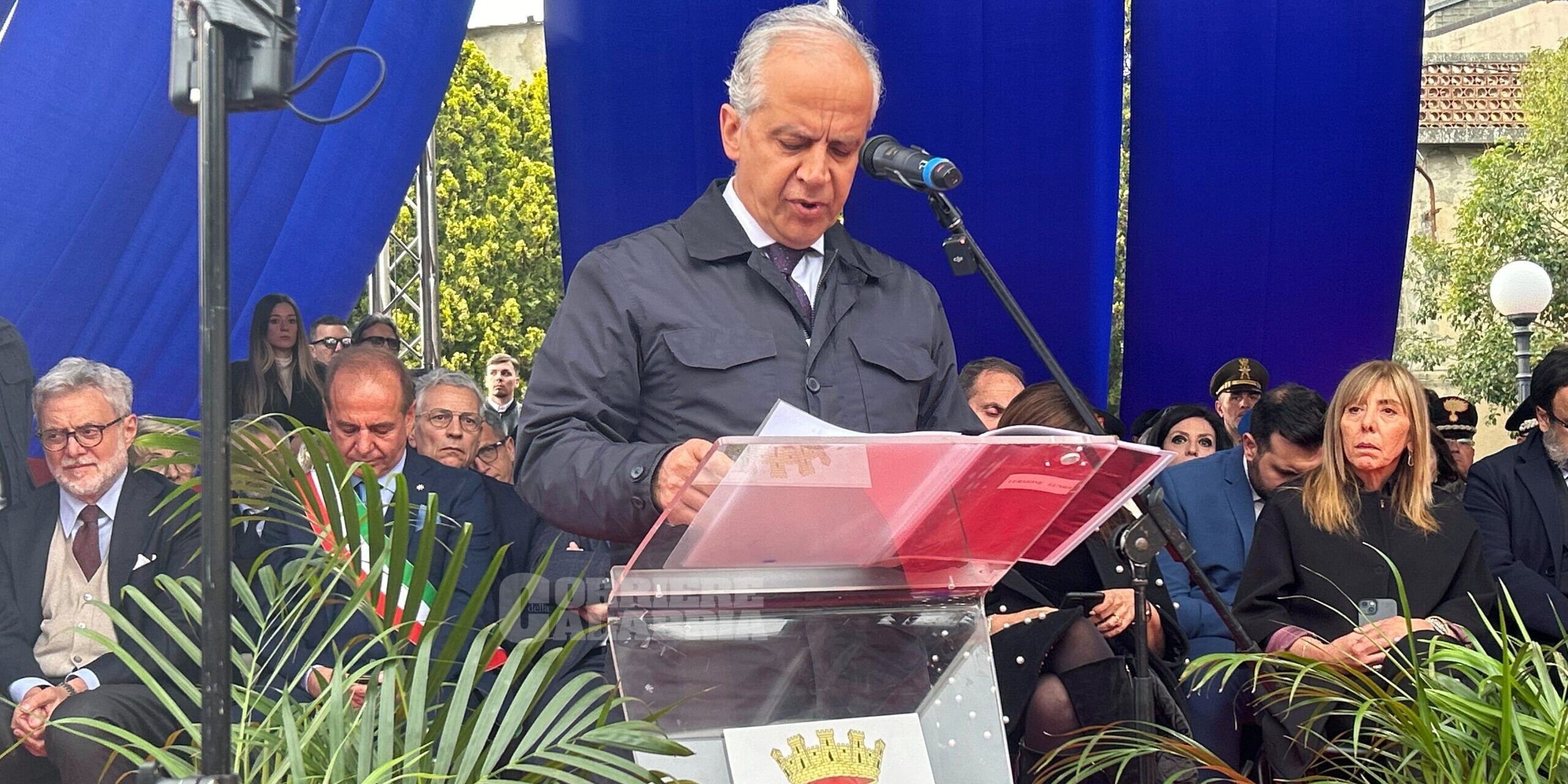 Roccella Jonica, Piantedosi: «Evitare le partenze affidate ai trafficanti di esseri umani»