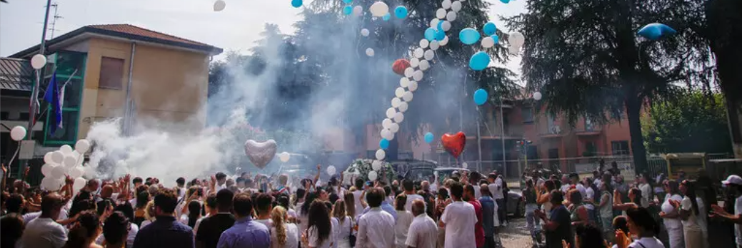 I funerali di Omar a Bollate: uno striscione chiede «giustizia»