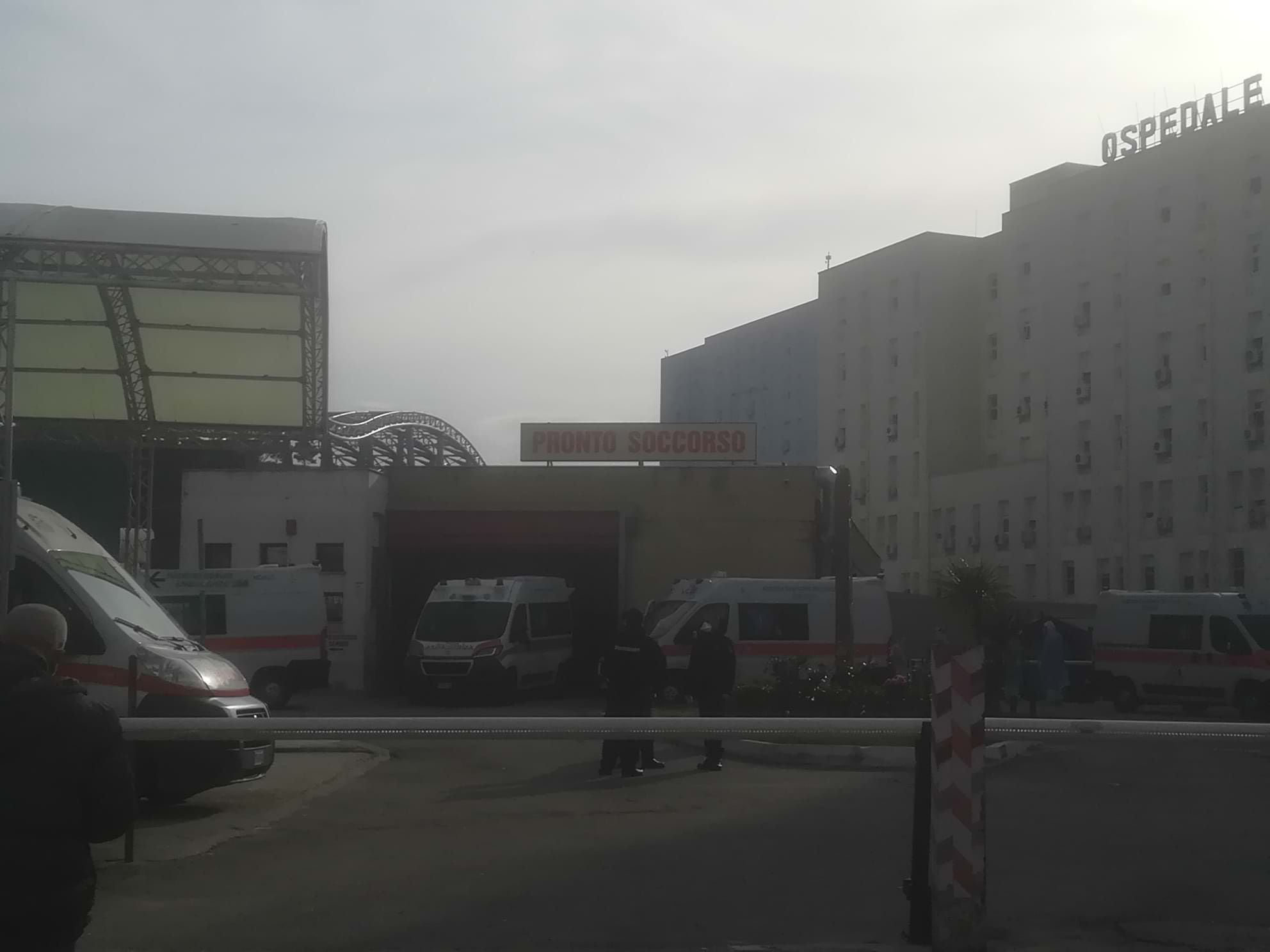 Coronavirus, Crotone tra il caos al pronto soccorso e l'omaggio della comunità cinese