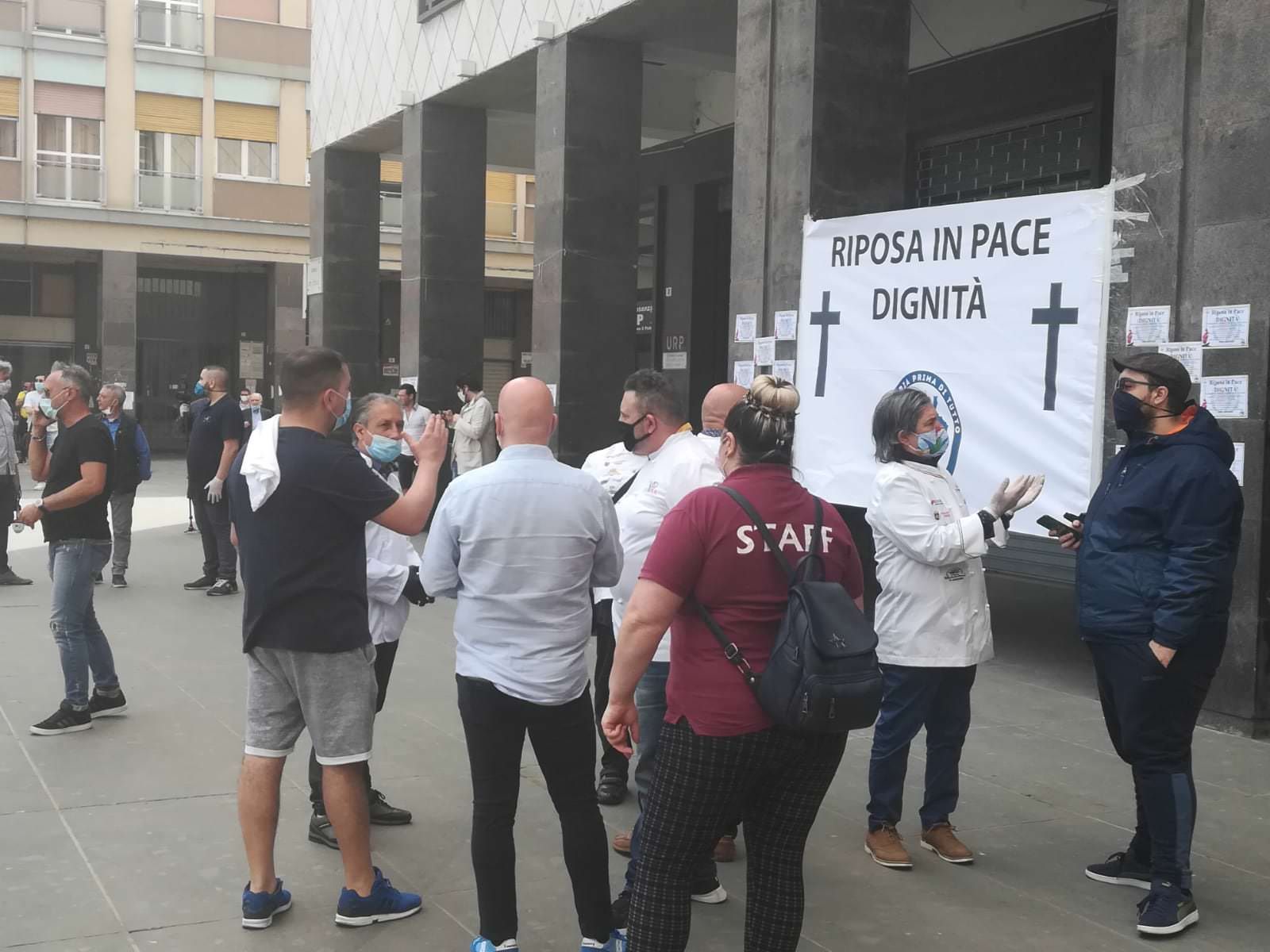 Cosenza, ristoratori e imprenditori sotto il municipio per protesta -VIDEO