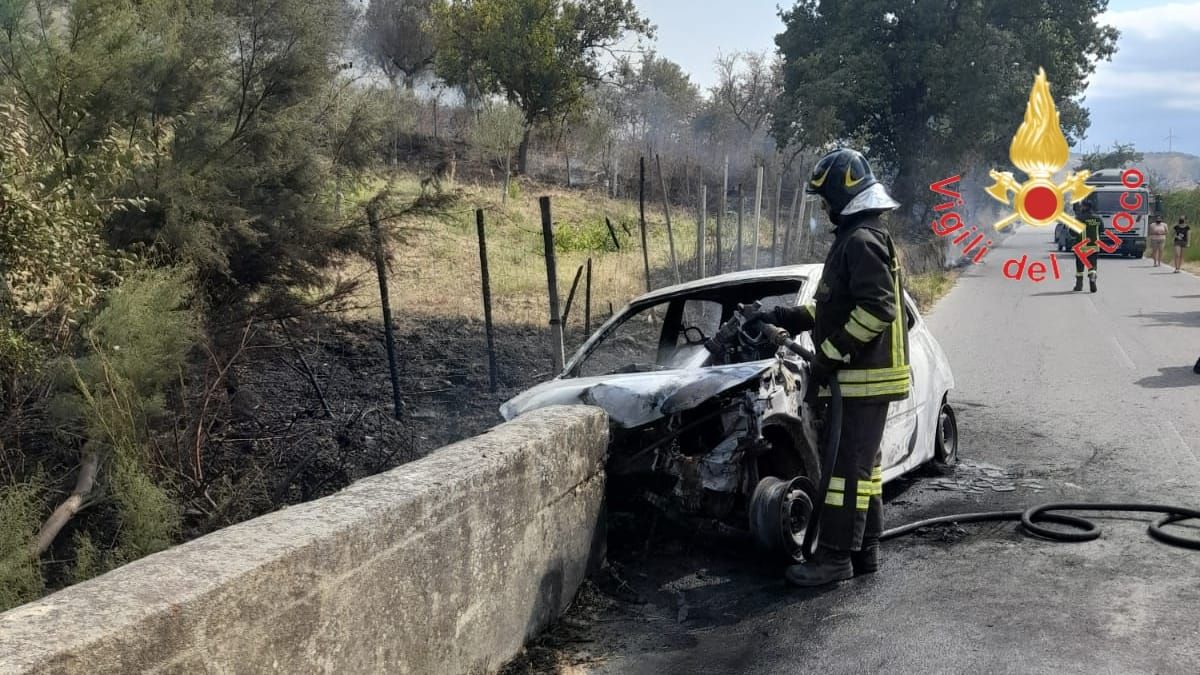 Crotone, auto finisce contro un muro e va in fiamme. Muore una 85enne