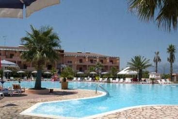 Cassano dice no al centro di accoglienza per i migranti