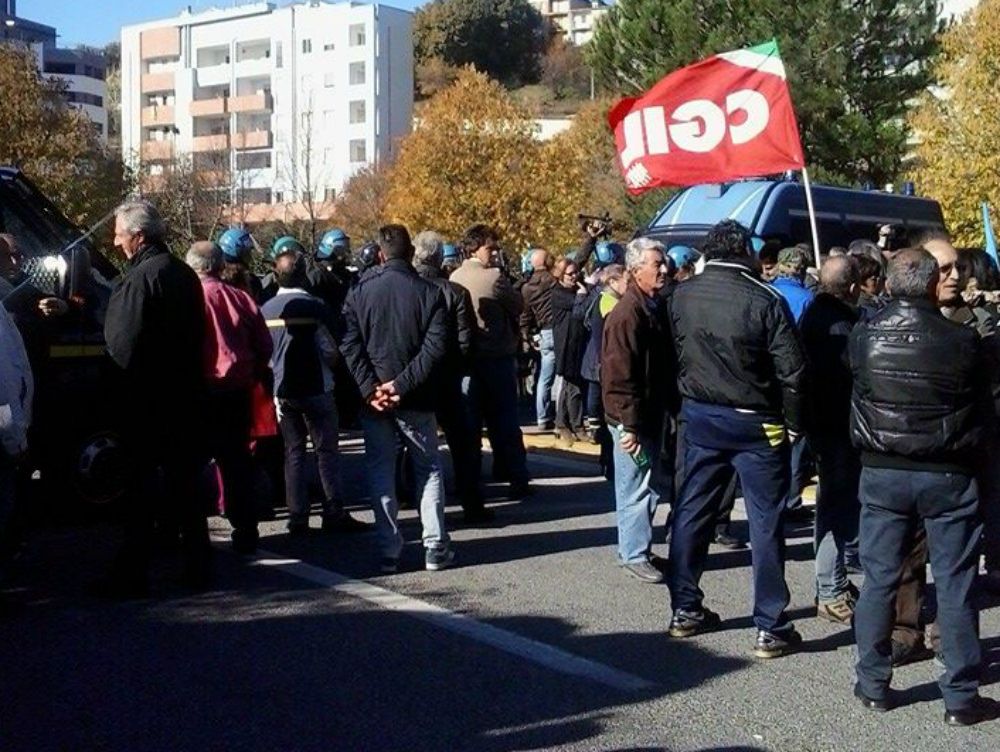 I precari tolgono i blocchi