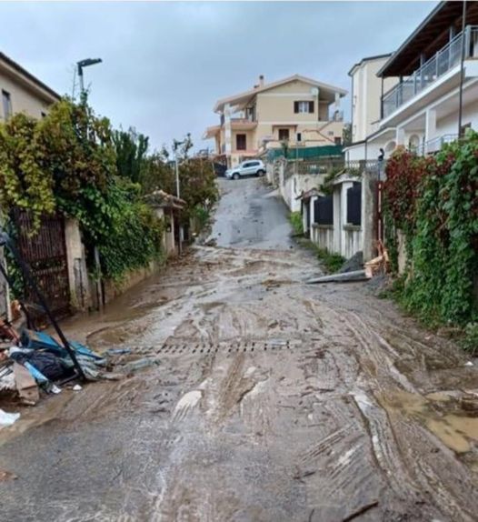 Paura per una bomba d’acqua a San Lucido, il sindaco: «Emergenza rientrata, danni da quantificare» – VIDEO