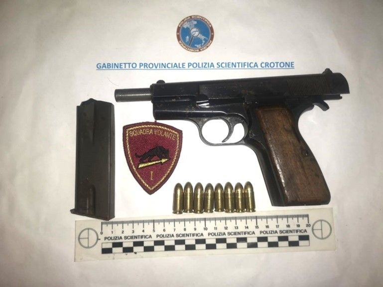 Crotone, viaggiava con un’arma abusiva in auto: arrestato 23enne