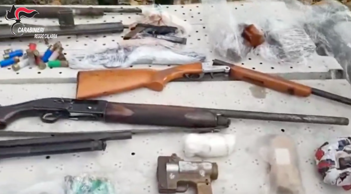 Aveva plastico e tritolo, arrestato fiancheggiatore del clan Ficara – VIDEO