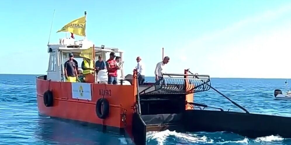 Mare sporco ma non inquinato, Arpacal dà ragione a Stasi. Che pensa a battelli spazzamare